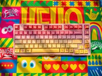 Wukds Snacks keycaps set met kleurrijke toetsen in rood, roze en geel op een mechanisch toetsenbord